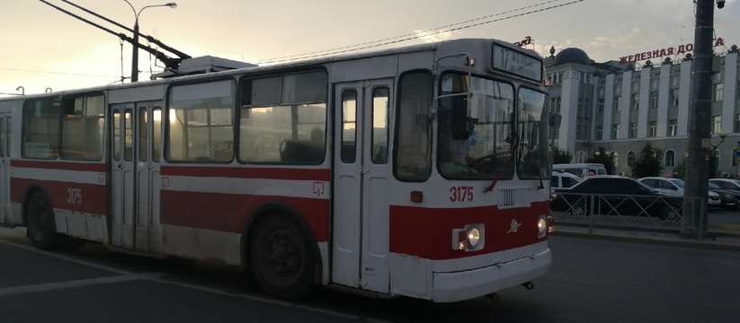 В центре Казани, на пересечении улиц Тукая и Татарстан, произошло повреждение контактной сети, из-за чего было временно приостановлено движение ряда троллейбусов и трамваев