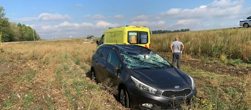 От удара одну из машин откинуло в кювет: В Татарстане на полной скорости столкнулись 2 автомобиля