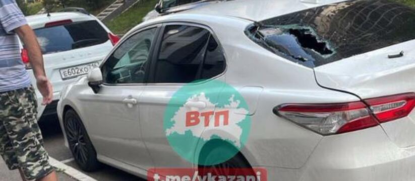 В Казани выброшенный из окна ЖК «Романтика» самокат покалечил припаркованные машины