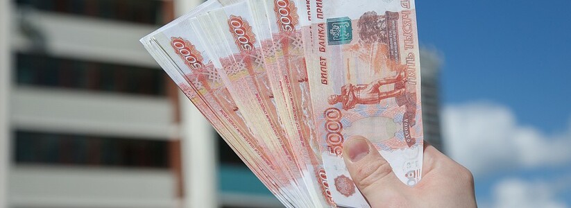 По 13 500 рублей в месяц: С 24 октября вводится новая выплата за стаж 20 лет