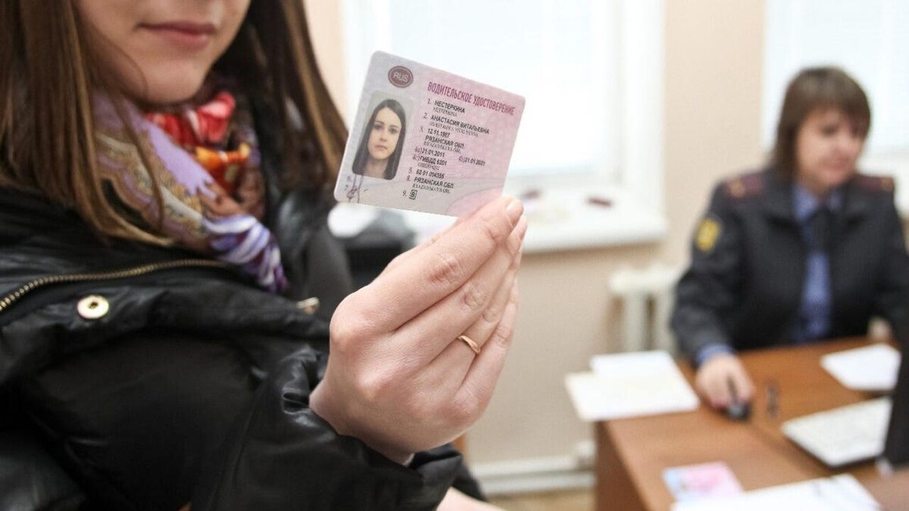 Водителей с 10-летним стажем заставят пересдавать на права уже этим летом: если проигнорируете - штраф 30 000 рублей С 2025 года прекращается действие временного пр...