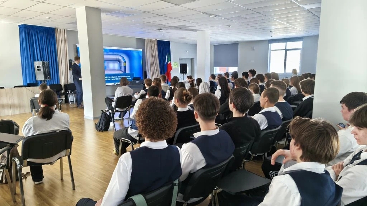 Представители Казанского районного нефтепроводн...