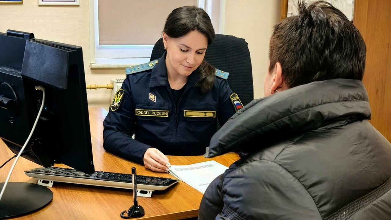 Выводила гулять только глубокой ночью: у жительницы Казани забрали дочь-маугли В Казани судебные приставы передали девочку орг...