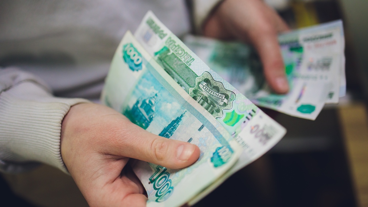 Россиянам в июне выплатят сразу три раза по 10 000 рублей от СФР: названа дата прихода денег на карту В июне россияне могут получить тройную выплату ...