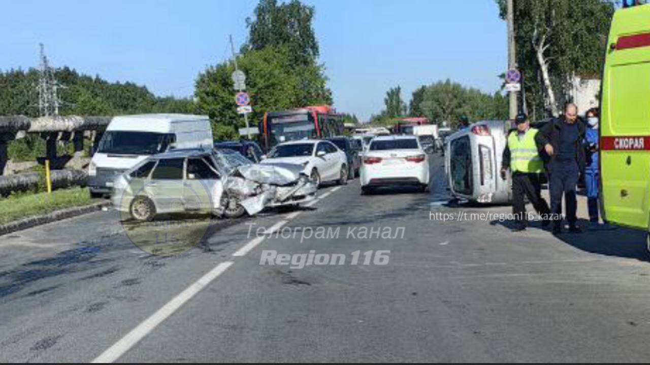 В Казани утром столкнулись 2 иномарки, одна из машин опрокинулась на бок Авария произошла на Тэцевской