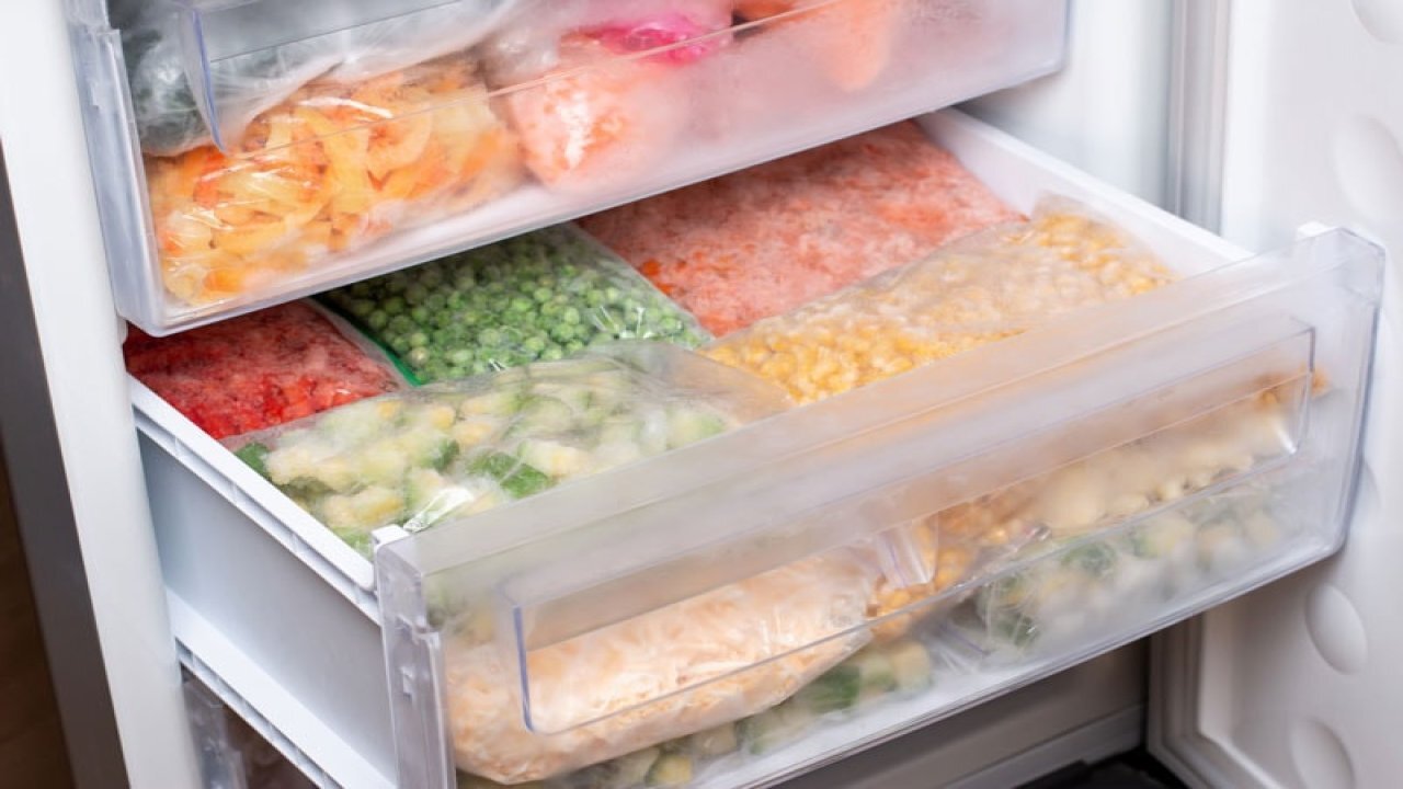 6 продуктов, которые лучше хранить в морозилке: советы опытных хозяек Морозильная камера становится настоящим спасени...