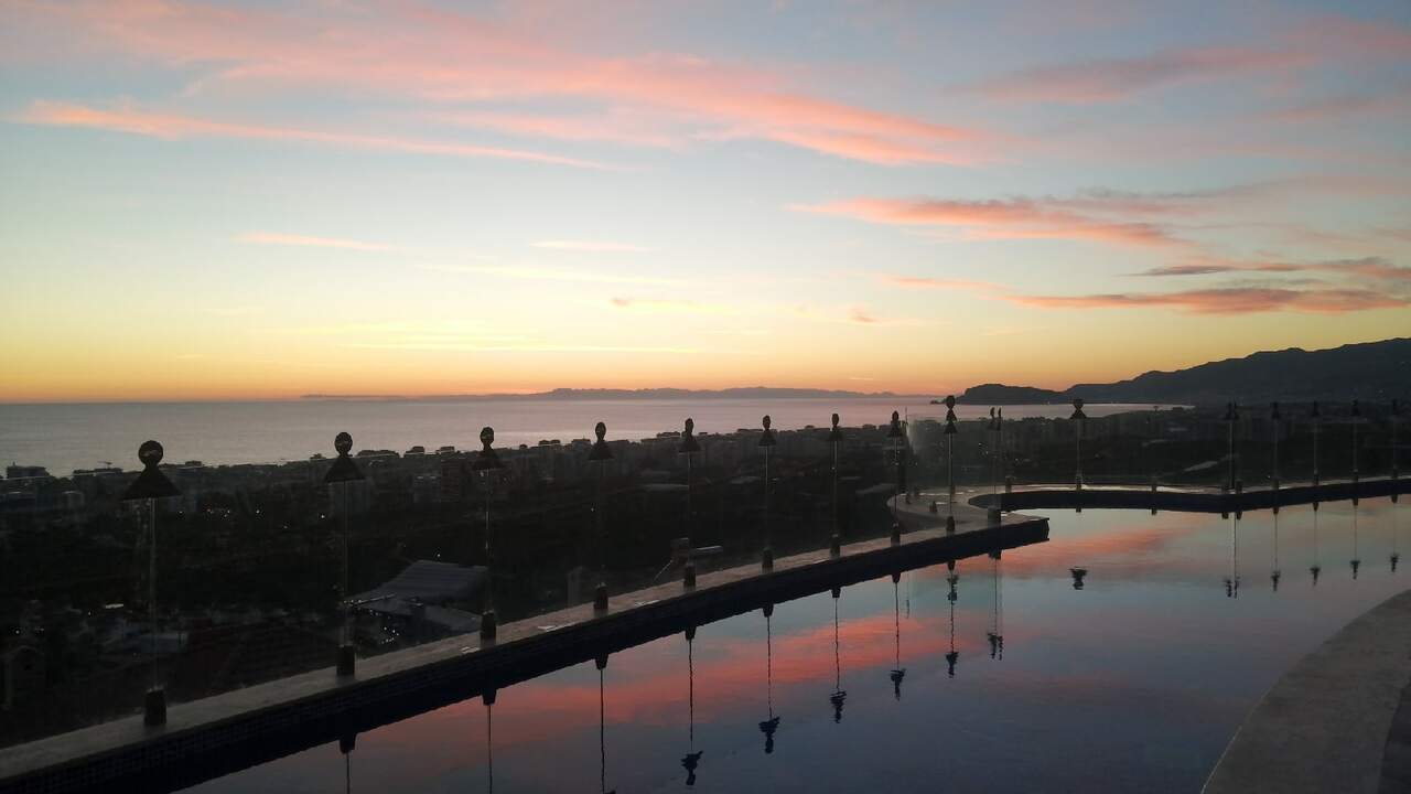 В Турции российских туристов узнают за пару сек...