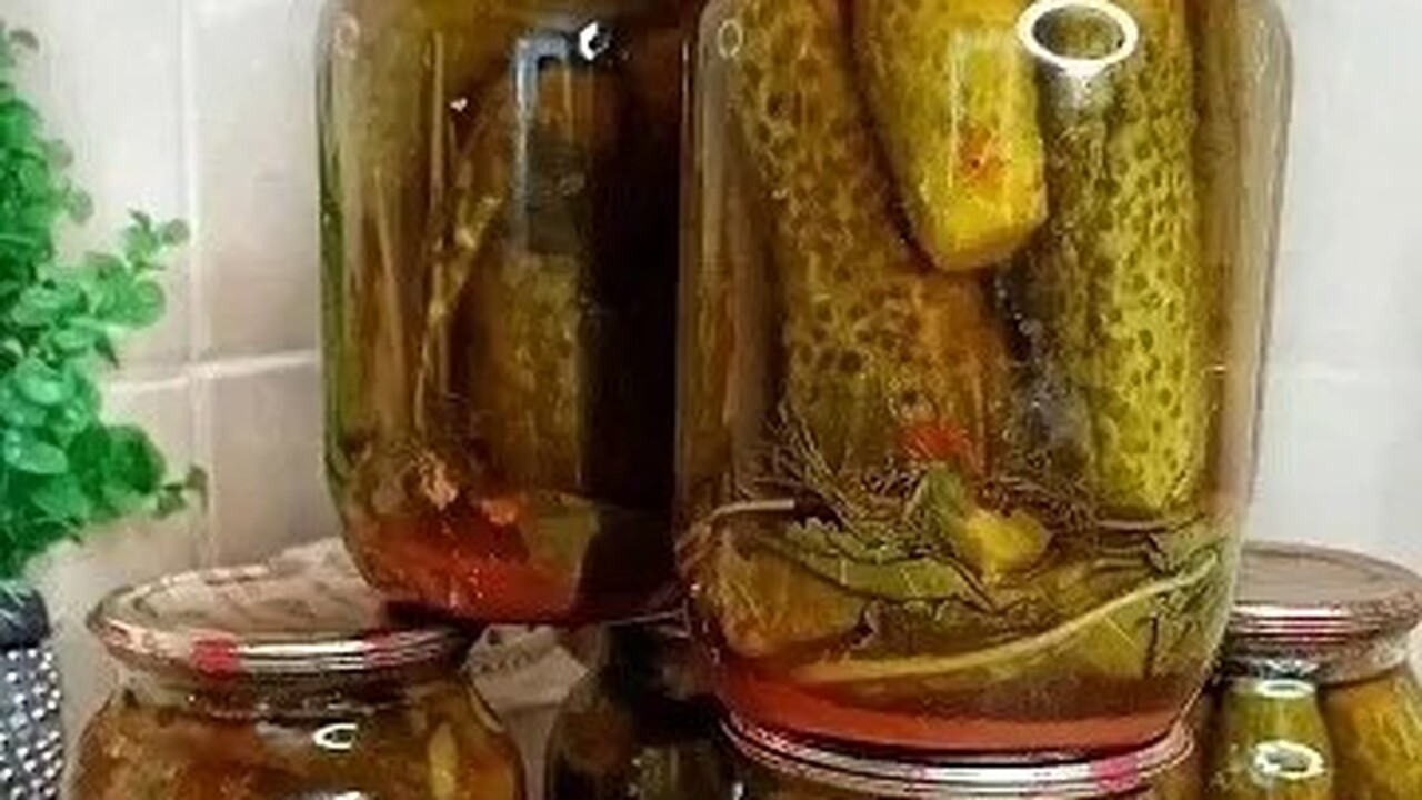 Вкуснейший рецепт засолки хрустящих огурчиков: очень легко, а главное быстро Этот рецепт поможет вам заготовить вкусные и хр...