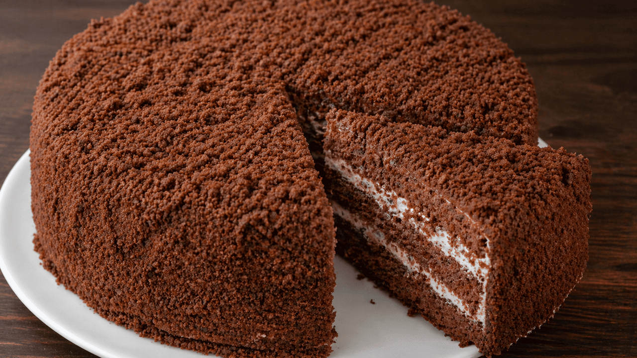 Домашний шоколадный торт с нежным кремом и орех...