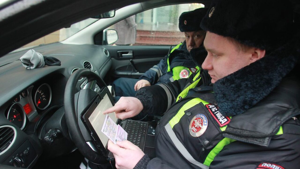 Автоюрист поделился, какие три документа ни в коем случае не надо показывать инспектору ГАИ Что должен предъявлять водитель при остановке Г...