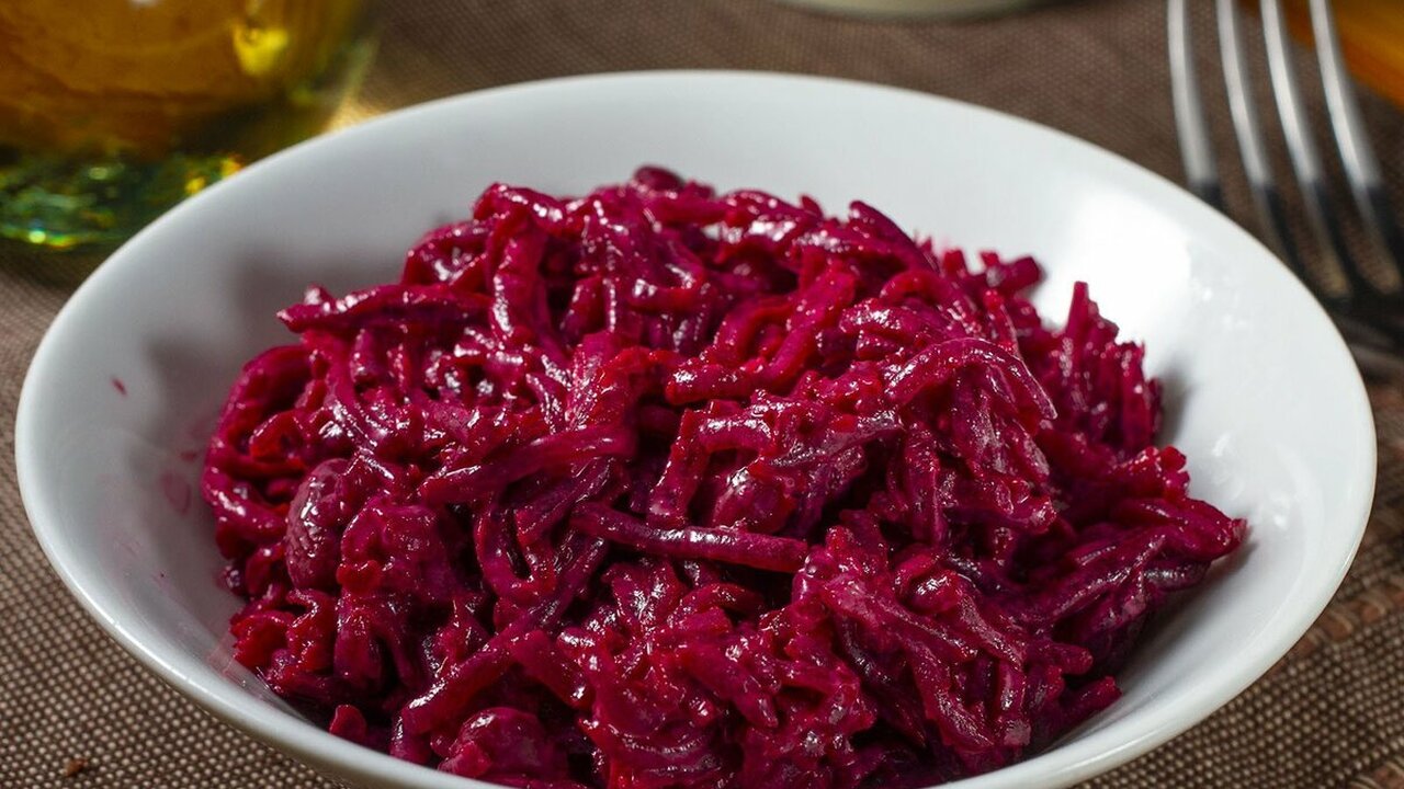 Вкусный салат со свеклой: домочадцы от него без ума — легкий и быстрый рецепт Откройте для себя рецепт вкусного и легкого сал...