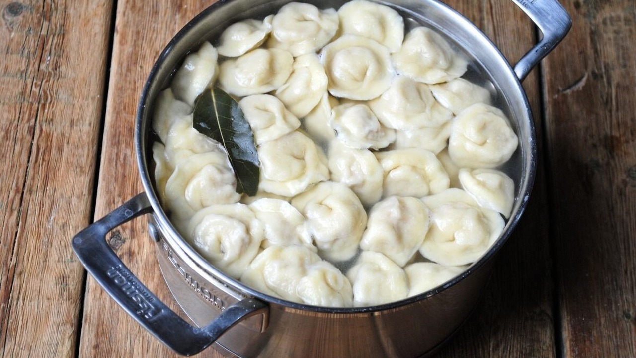 Одна ложка на кастрюлю — и пельмени точно не разварятся: вкус изменится даже у магазинных полуфабрикатов Пельмени — частый гость на столе в российских с...