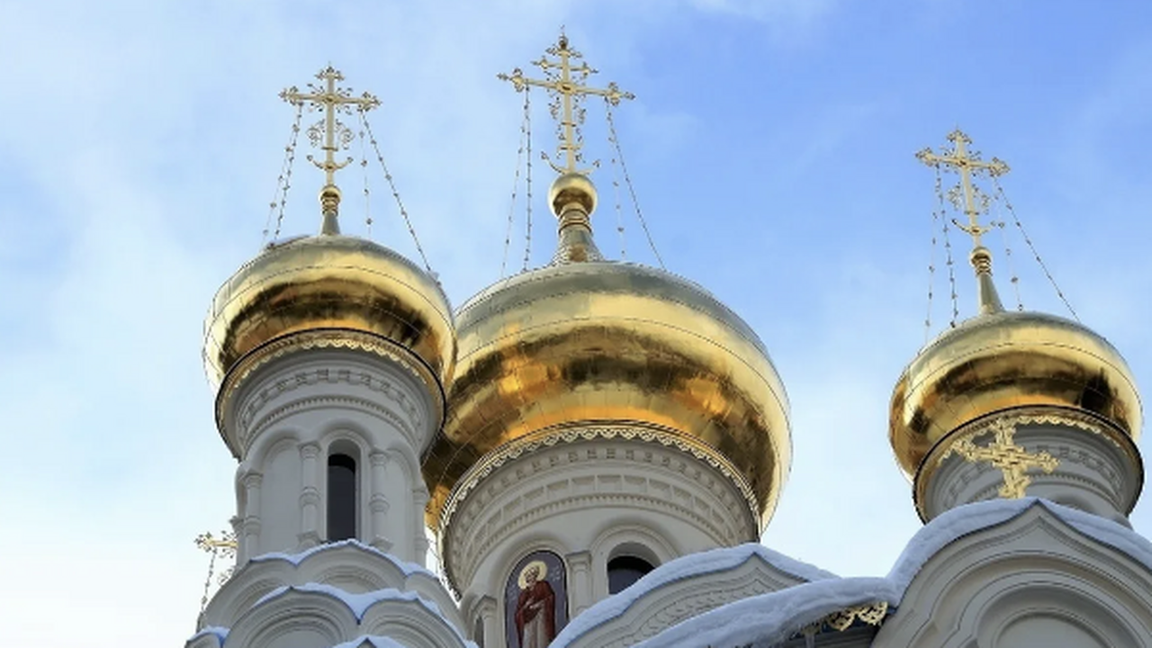 В РПЦ объяснили, когда молиться на коленях недо...