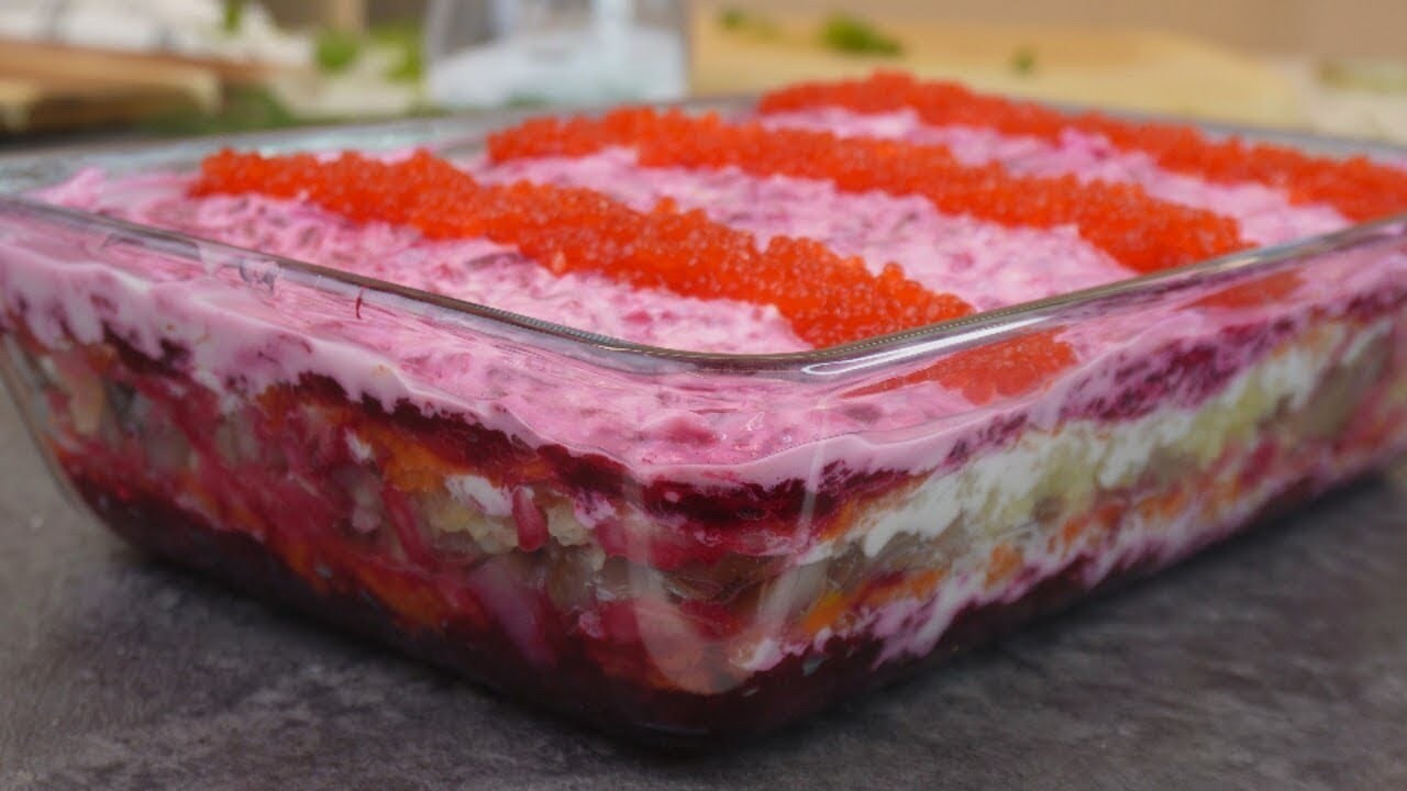 Салат «Шуба», известный и любимый многими, може...