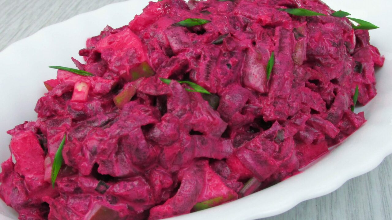 Вкусный салат со свеклой: домашних от него за уши не утащить — легкий и быстрый рецепт Свекла — настоящая находка для любителей здоров...