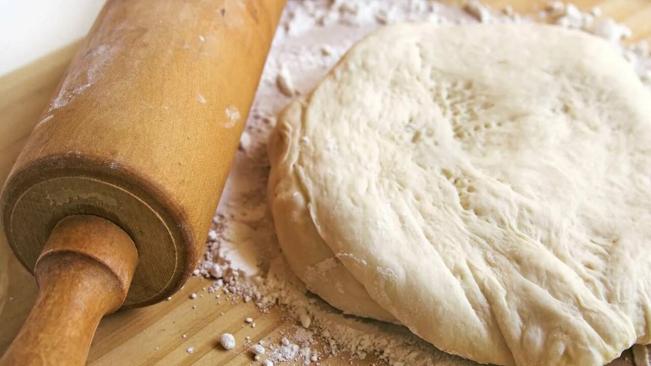 Нежные и пышные булочки к чаю: 1 ингредиент сделает тесто сказочным — воздушное, словно облачко Хотите порадовать семью мягкой и ароматной выпе...