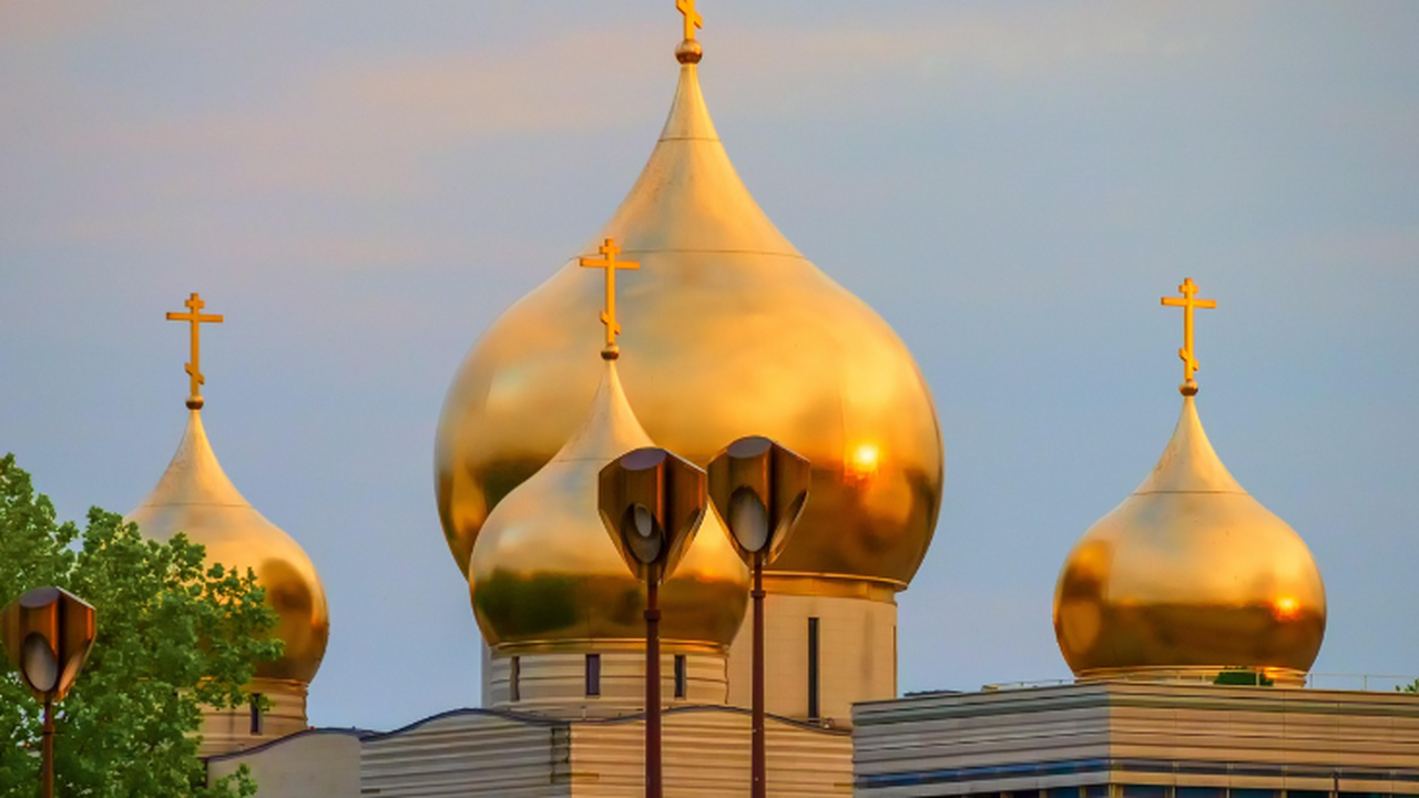 Батюшка рассказал, почему в церквях не пускают женщин в брюках Брюки стали привычной одеждой, но...