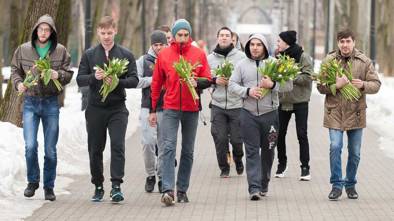 Захватит еще половину недели. На 8 Марта добавили выходных В 2025 году дополнительного выходного на 8 Март...