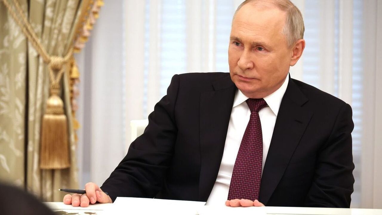 Путин наградил семью Моисеевых и тракториста Гундорова из Татарстана Путин наградил тракториста и многодетную семью ...