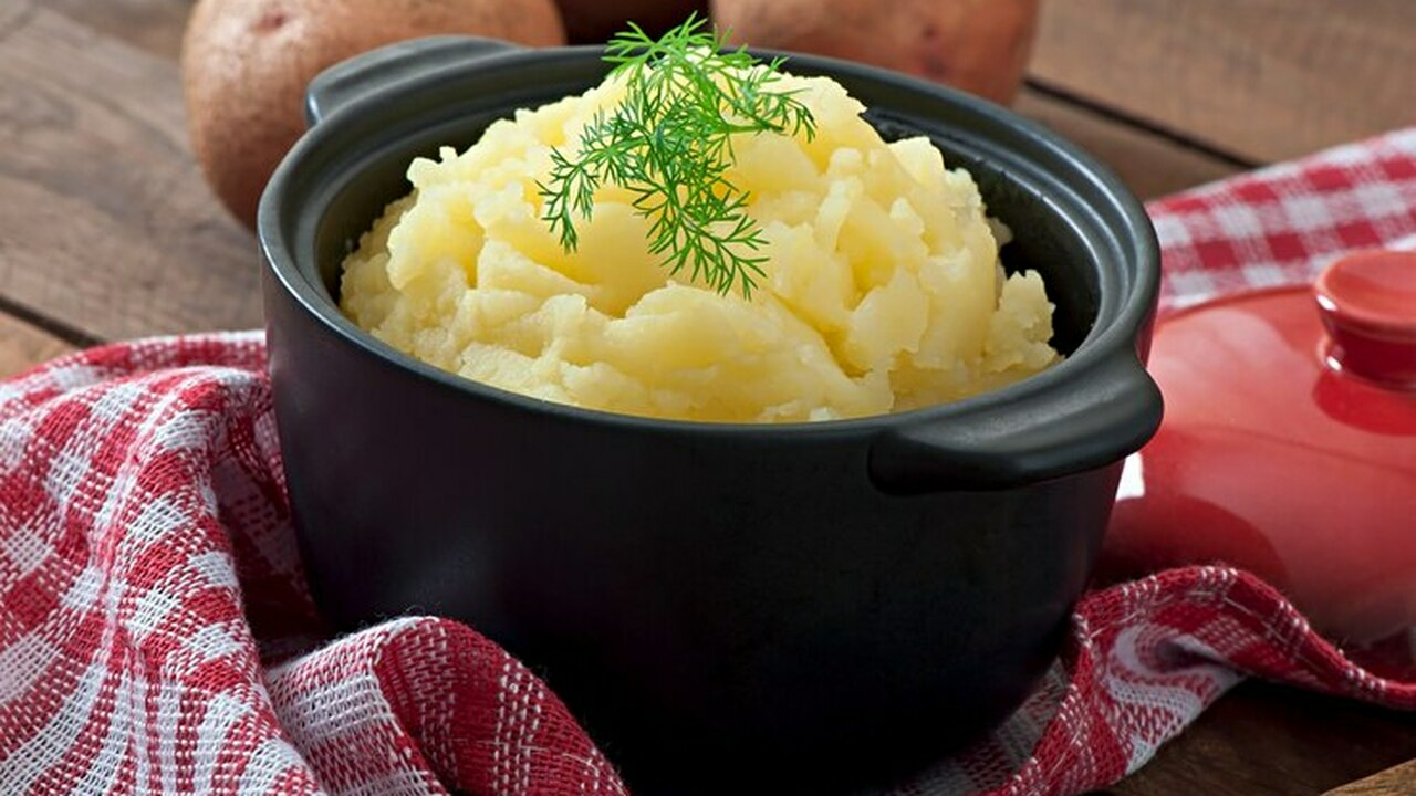 Бросьте в воду — и картошка в 100 раз вкуснее: и сливочное масло не пригодится — получается рассыпчатая и ароматная Приготовление картошки — это не так сложно, как...
