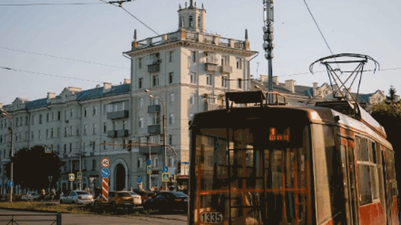 В Авиастроительном районе открыли новый прогулочный маршрут Автором экскурсии стала Наталья Урейская. Она м...