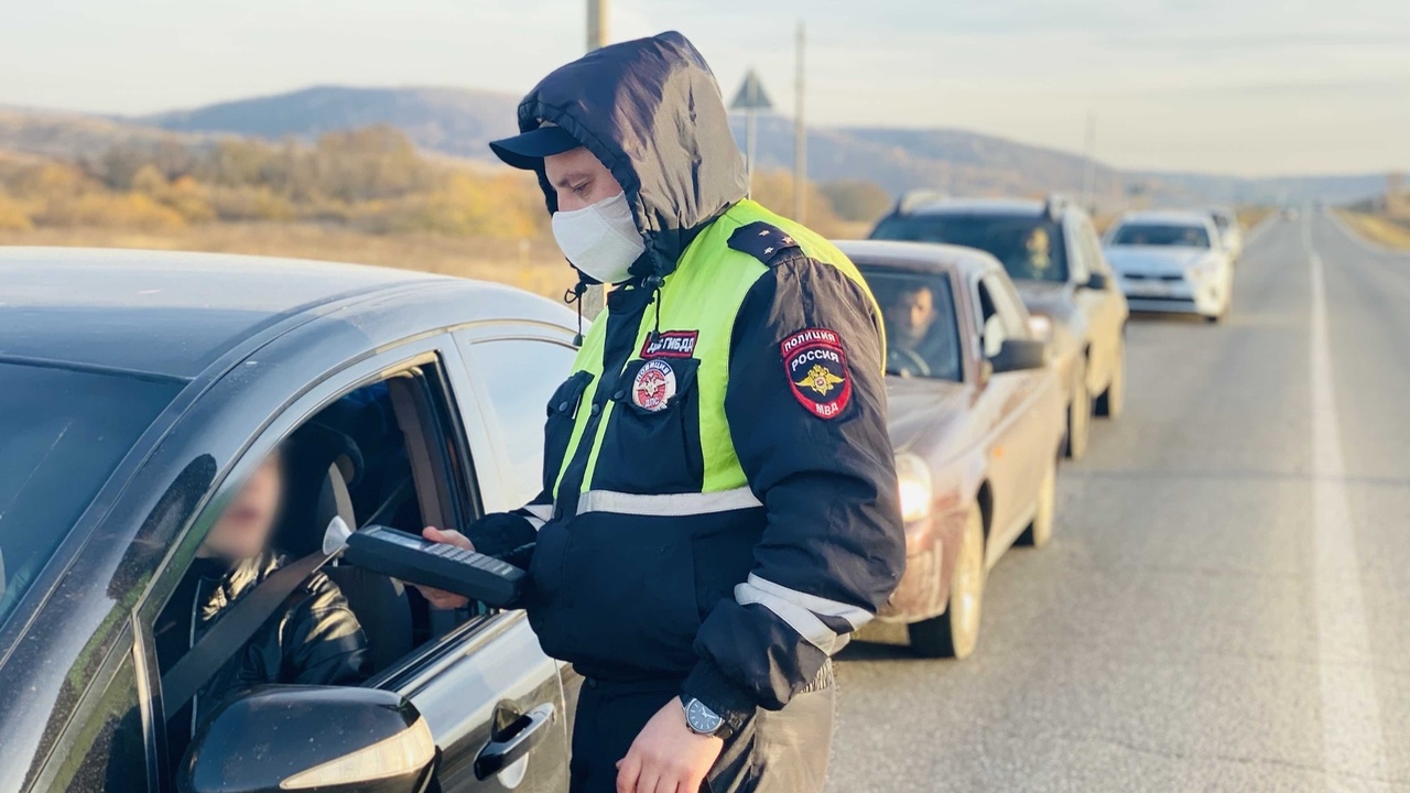 Медленно ползущий трактор на трассе и сплошная ...