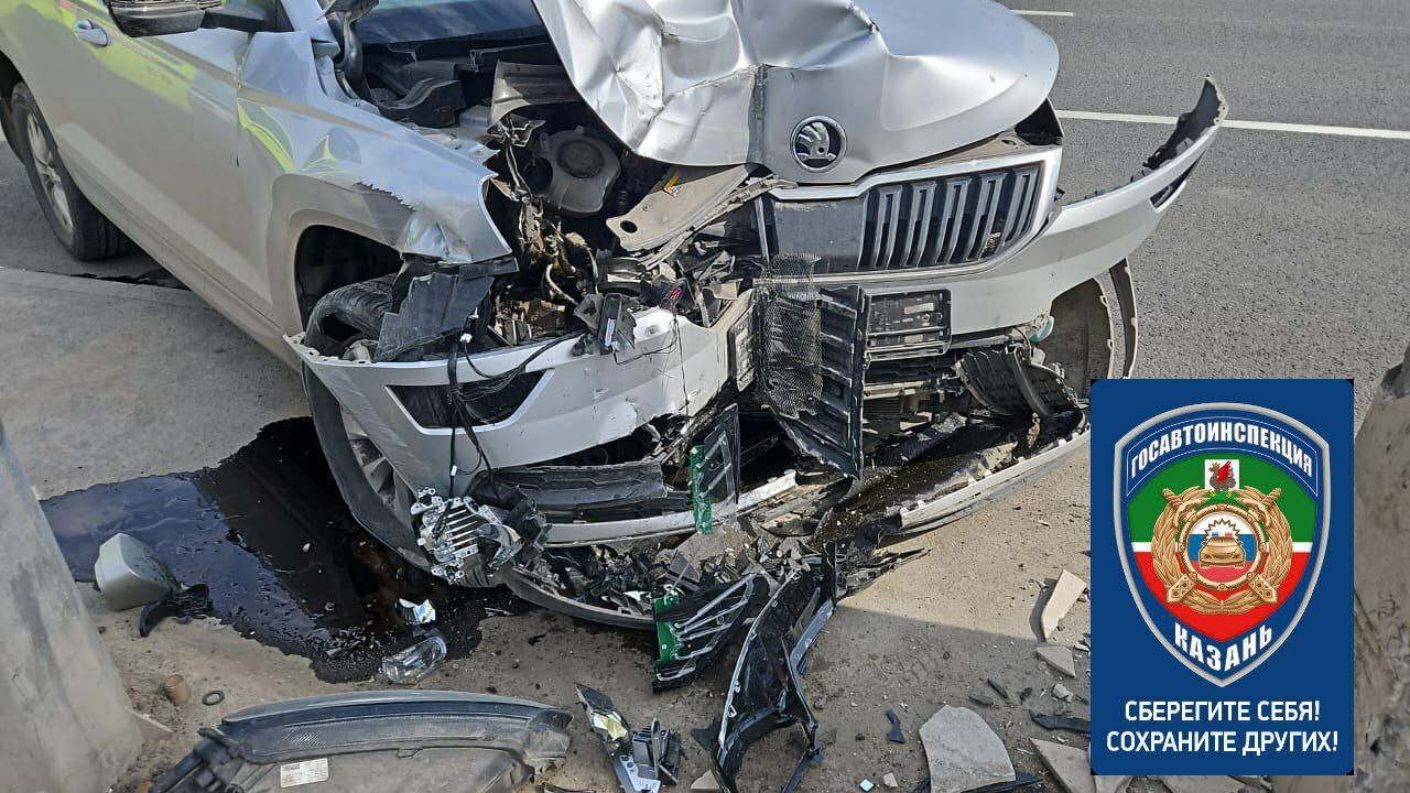 В Казани женщина за рулём Skoda потеряла сознание и врезалась в ограждение На место происшествия прибыла бригада скорой