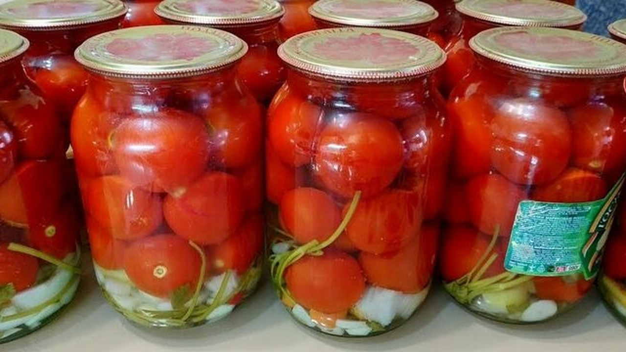 Старинный бабушкин рецепт маринованных помидоров: безразличных не останется Маринованные помидоры — это не просто закуска, ...