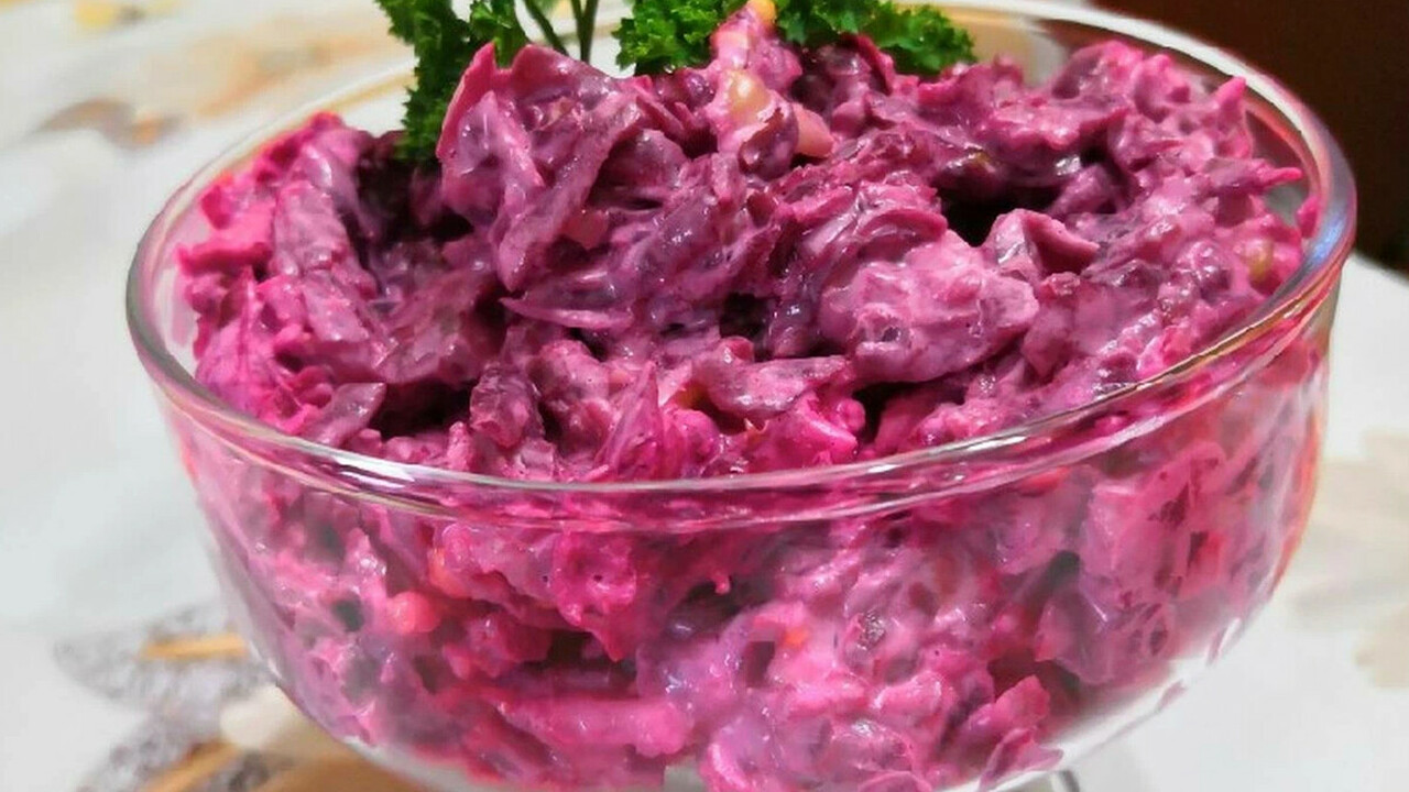 Вкусный салат с сочной свеклой: домочадцев от него не оттащить — очень легкий и быстрый рецепт Этот рецепт не только вкусен, но и невероятно п...