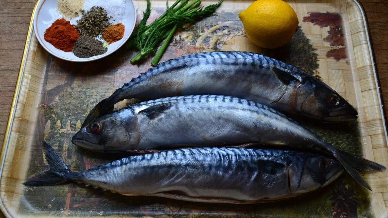 Вкуснейшая скумбрия с чесноком и специями — солю прямо в морозилке и подаю, как деликатес Один из интересных способов засолки скумбрии за...