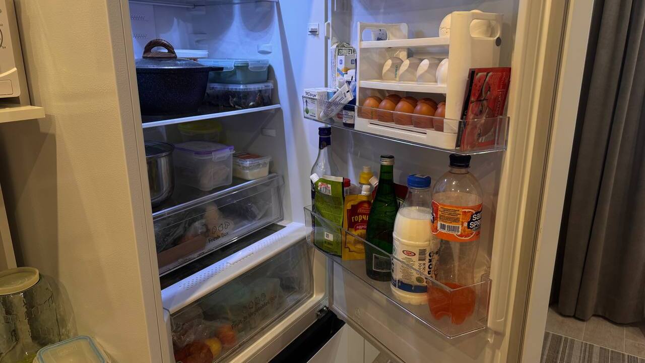 Неприятный запах в холодильнике можно убрать бы...