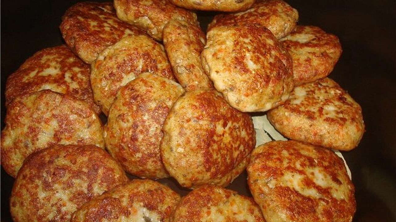 Котлеты, которые покорят ваши сердца: старинный способ без хлеба и яиц, но с двумя секретными ингредиентами Откройте для себя забытый рецепт вкуснейших кот...