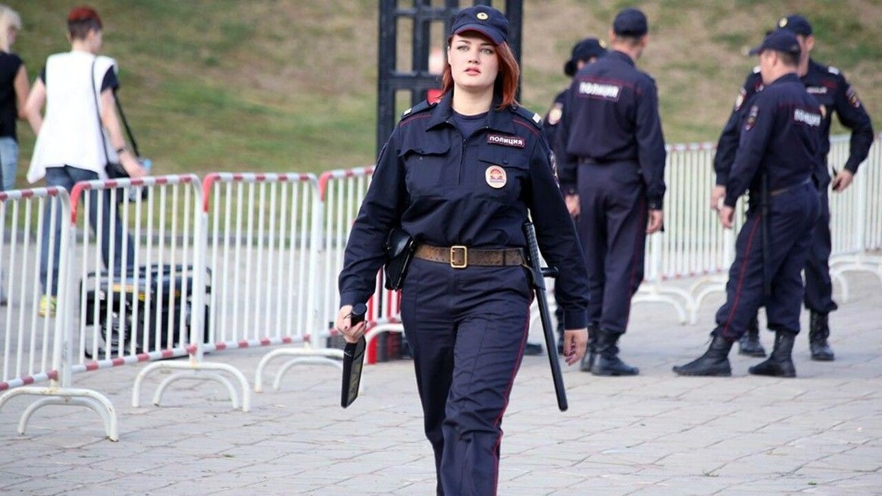 Били друг друга по головам: между мусульманками у мечети произошла драка На Кавказе между двумя молодыми девушками вспых...