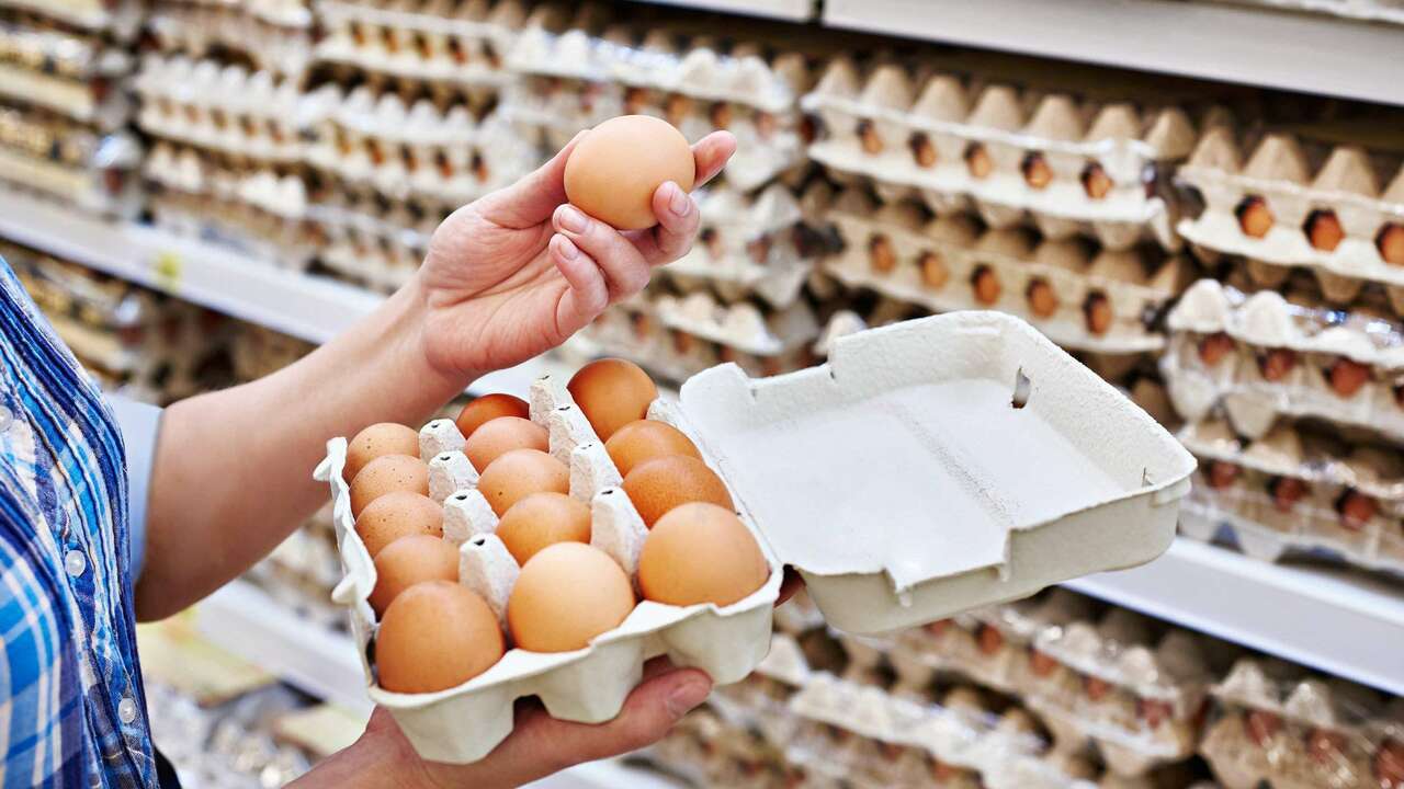 Куриные яйца партиями снимают с продажи: покупателей ждёт неприятный сюрприз на полках магазинов В 2025 году жители США столкнулись с неожиданны...