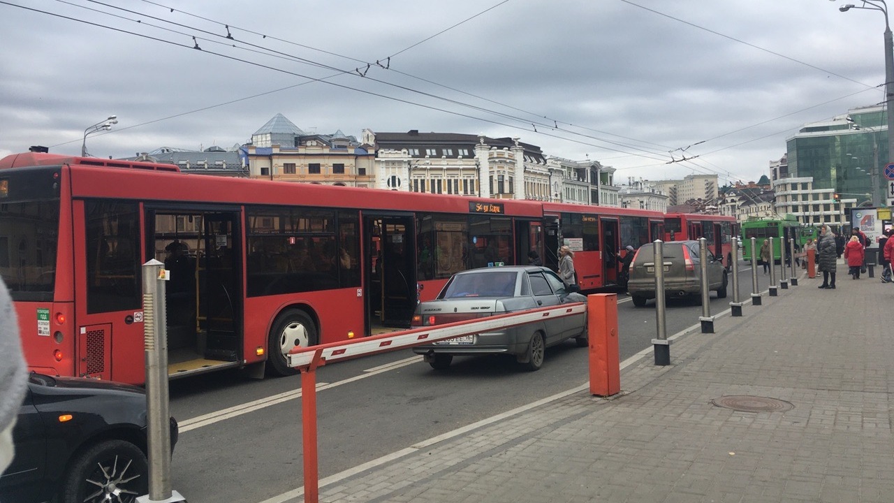 Остановка общественного транспорта иногда превр...