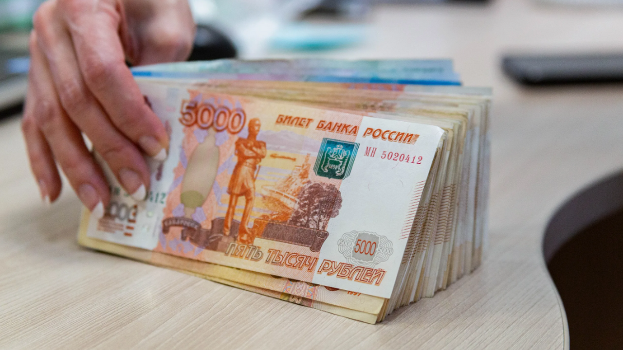 Россиянам в июне дадут три раза по 10 000 рублей от СФР: названа дата прихода денег на карту В июне россияне могут получить новую детскую вы...