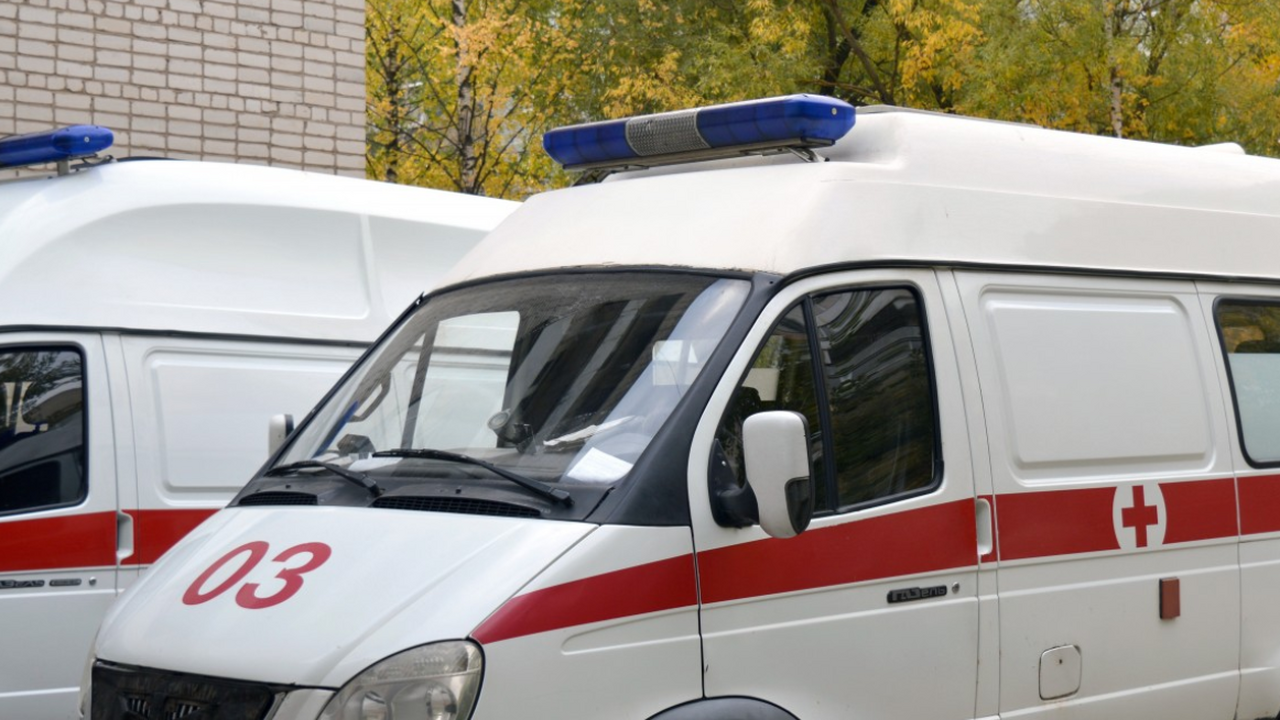 В Челнах скорая помощь уронила пациента по пути в больницу Мужчина оказался под колесами машины скорой пом...