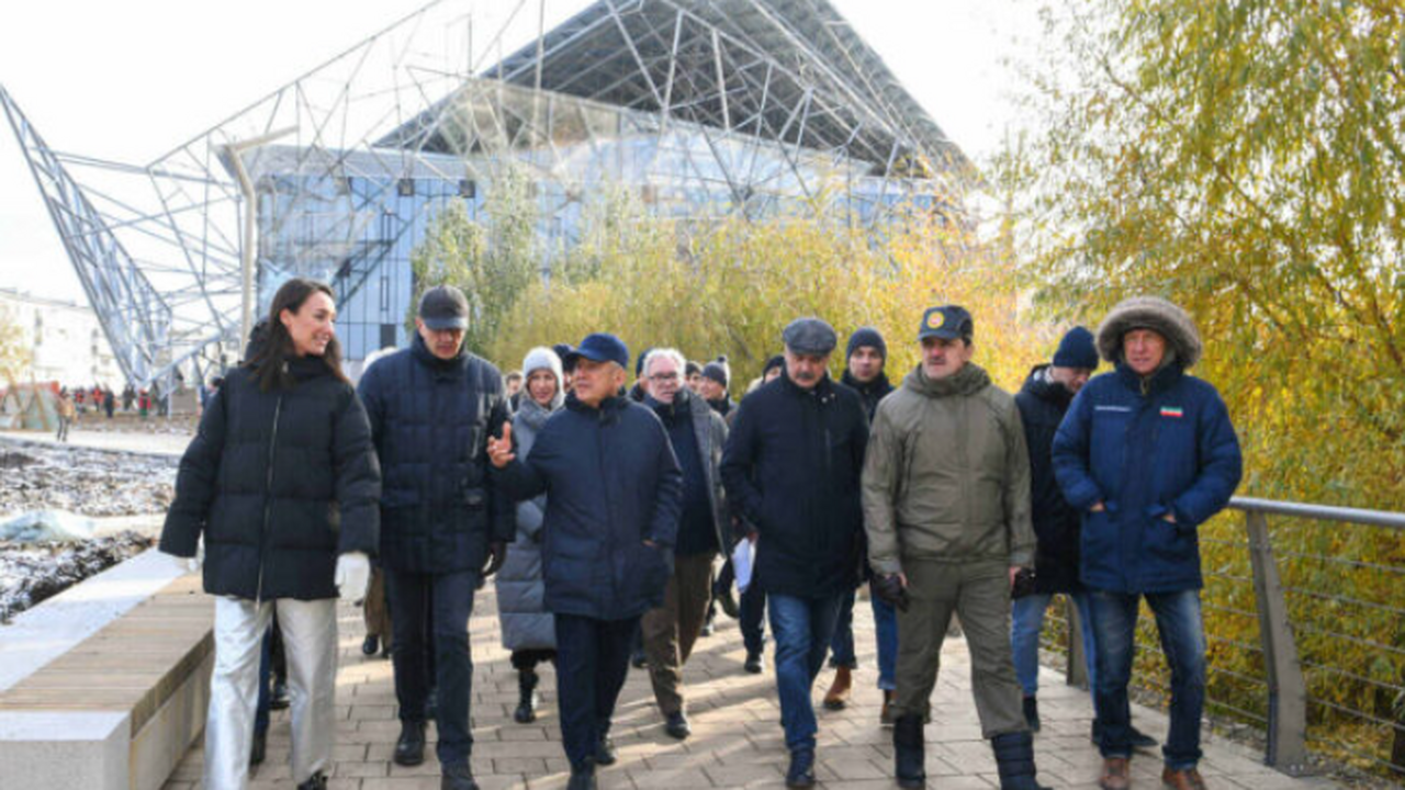 Возведение академического театра также стало мо...