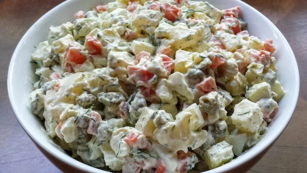 Неожиданная и вкусная альтернатива устаревшему Оливье: салат Киевский — гости сметут его первым со стола Салат «Оливье» давно стал неотъемлемой частью п...