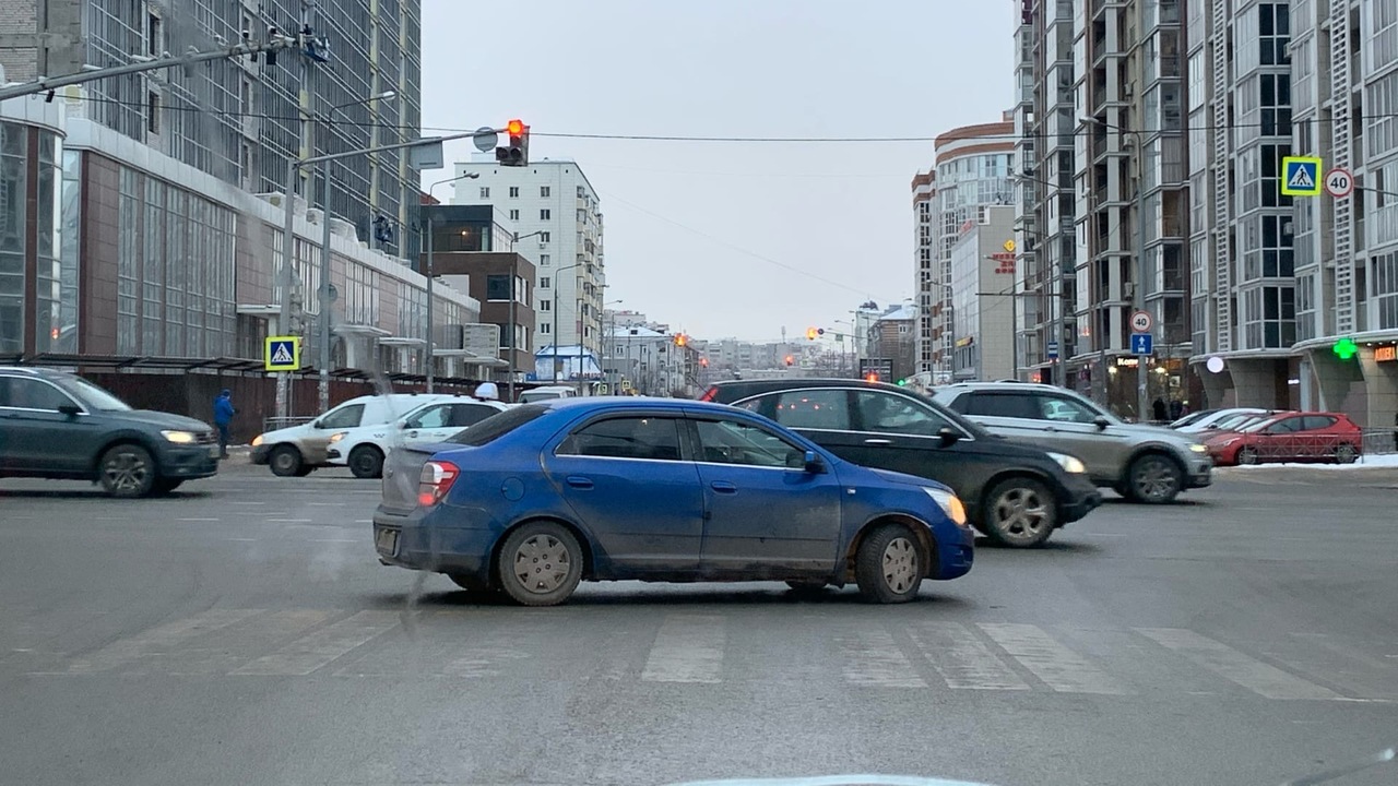 Фары светят, но дорога всё равно тонет во тьме ...