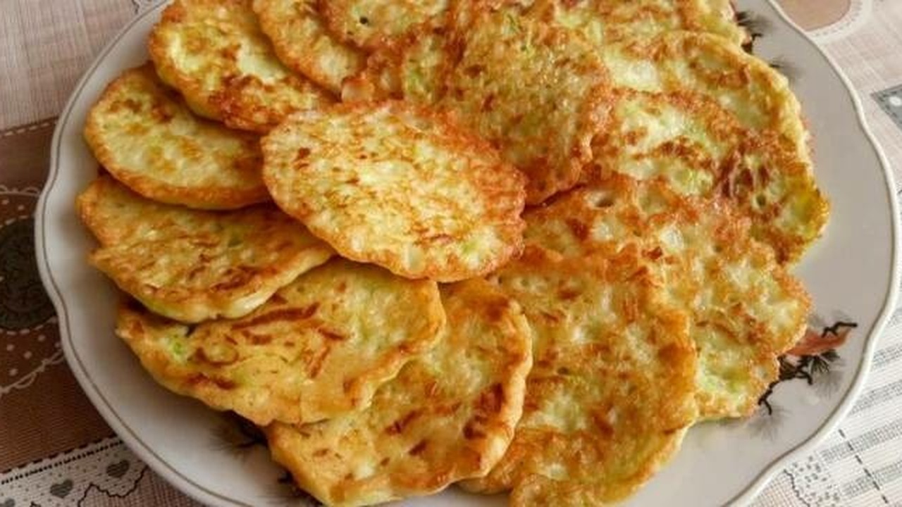 Кабачковые оладьи с фишкой: для хруста и вкуса кладу в них 1 плод — никакой клейкости и водянистости не будет Кабачковые оладьи давно стали привычным и любим...