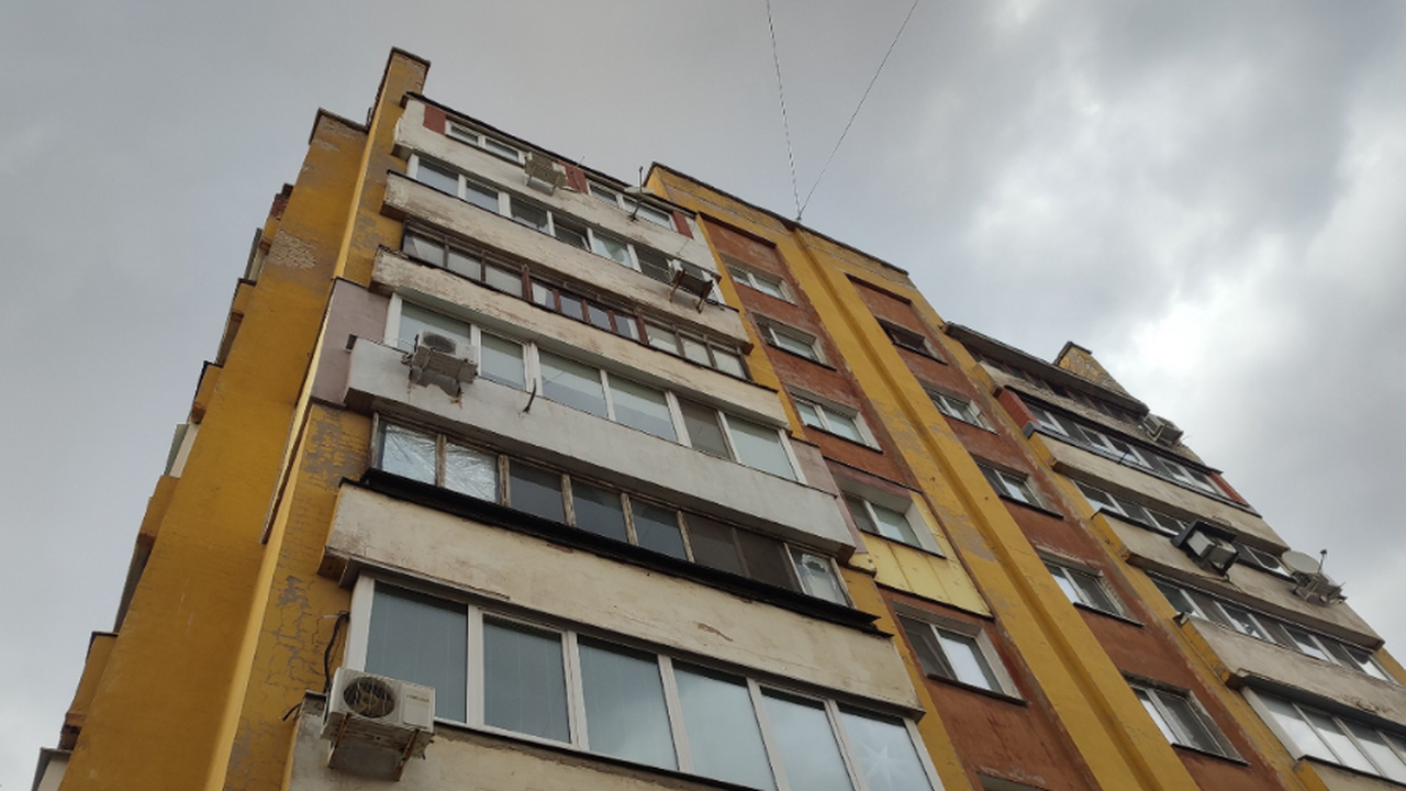 На Серова в Казани девушка выпала из окна Местные утверждают, что ранее погибшую в этом р...