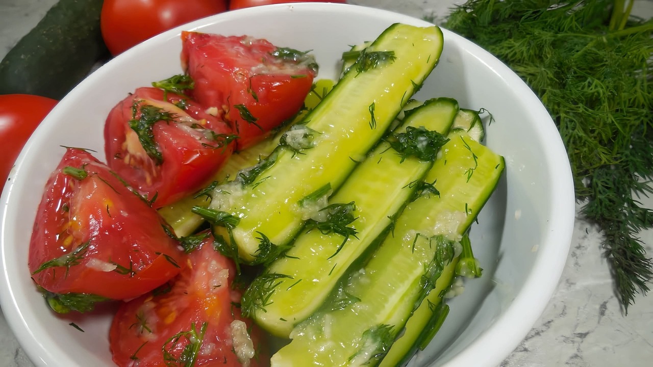Салаты больше не готовлю — нарезаю огурцы и кладу в пакет: вкусную закуску сметут со стола за секунду Для тех, кто устал от сложных и многокомпонентн...