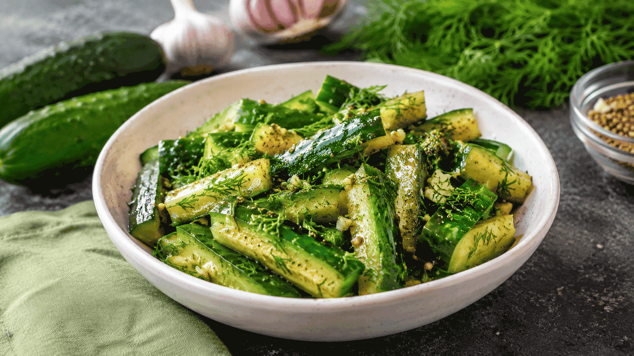 Этот трюк с пакетом знают не все: огурцы получаются настолько вкусными, что салаты больше не нужны Быстрые огурцы в пакете — удачный вариант, когд...