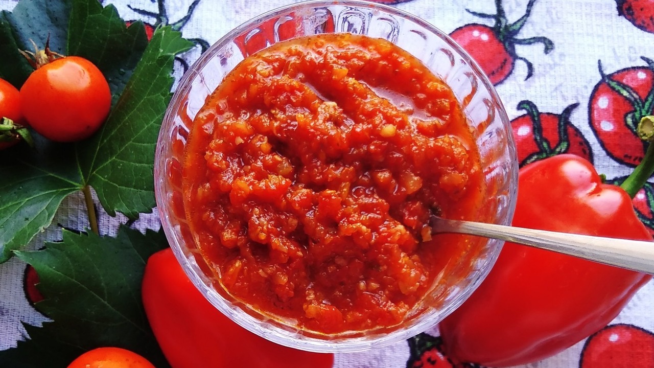 Аджика без варки из помидор и перца — рецепт находка, быстро и вкусно Очень удобный и быстрый способ приготовления ад...