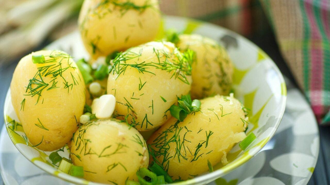 Добавьте в воду — и картошка будет вкуснее: даже сливочное масло не понадобится — получается рассыпчатая и ароматная Картошка, приготовленная до рассыпчатости и нас...