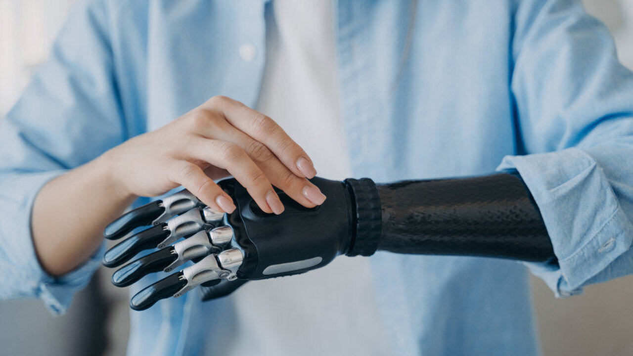 Neuralink учит парализованных управлять техникой без рук Илон Маск рассказал о планах вернуть людям утра...