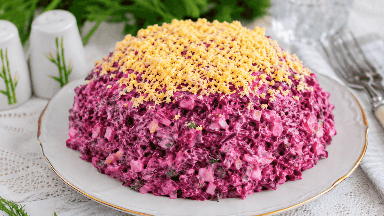 Свекольный салат «Царский» готовится всего за 10 минут: почему он вкуснее селедки под шубой и винегрета Эта холодная закуска подходит для дней, когда х...