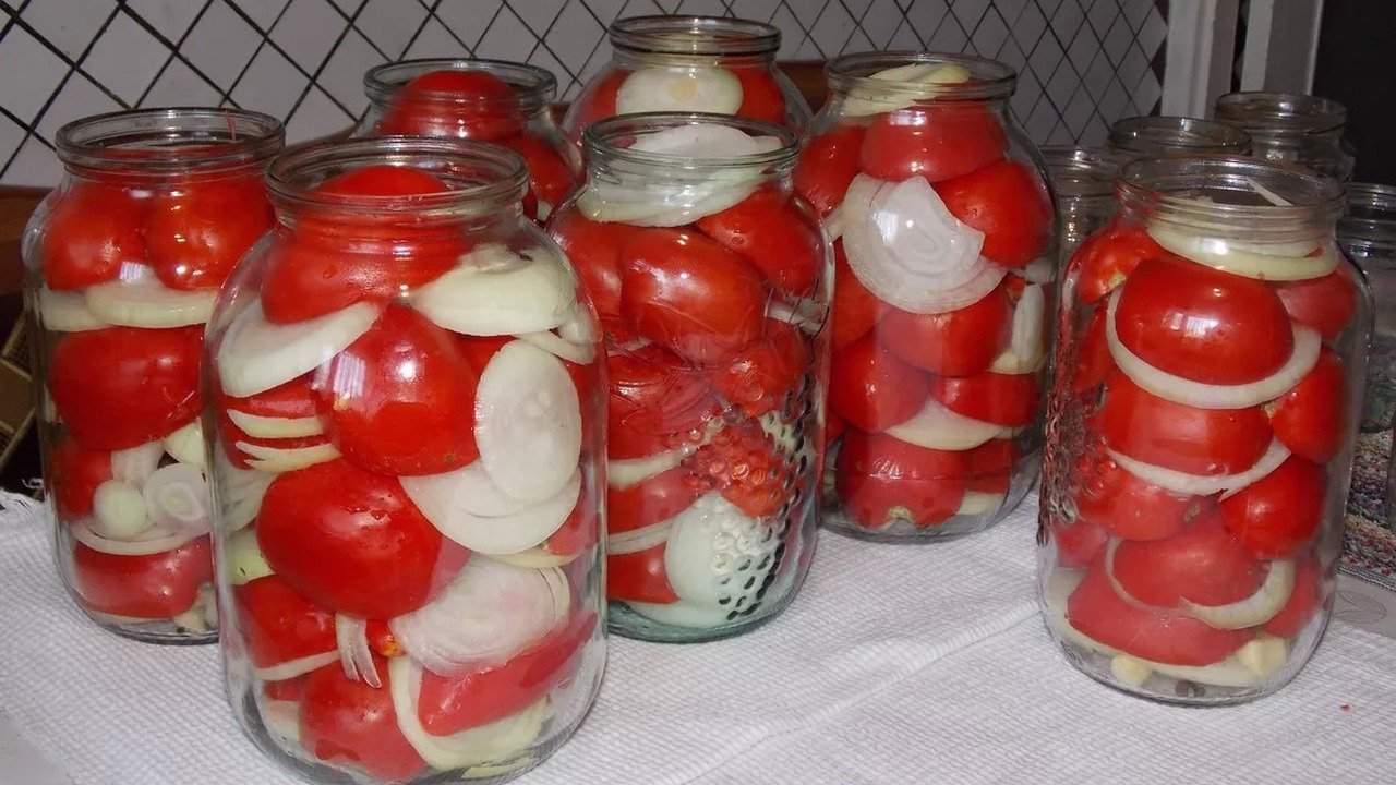 Вот так мариную крупные помидоры: вкусный острый салат, не оторваться Идеальный салат — это когда томаты сочные, но п...