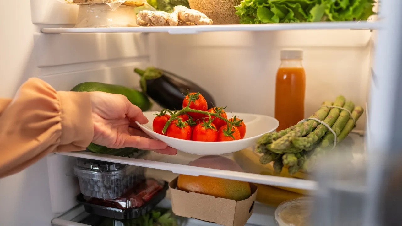 Эти продукты нельзя хранить в холодильнике — нарушают обмен веществ Обычно холодильник воспринимается как универсал...